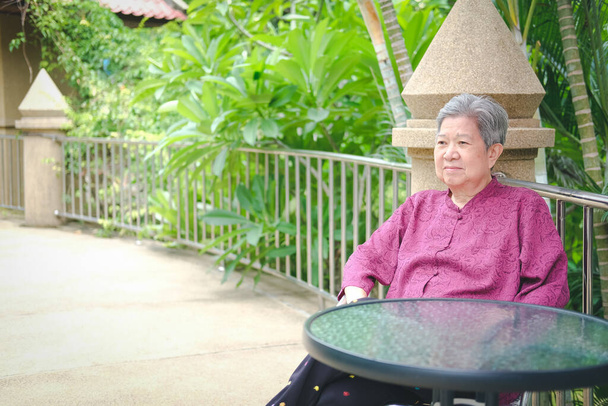 asiático anciano mujer mujer descansando relajante en balcón terraza. anciano senior ocio estilo de vida
 - Foto, Imagen