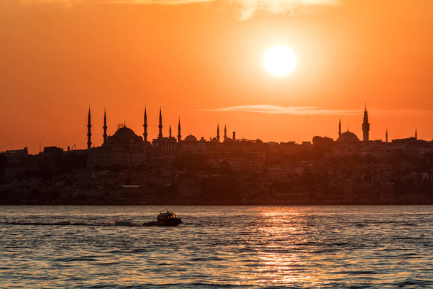 wunderschöner Sonnenuntergang mit Moschee in Istanbul, Türkei - Foto, Bild