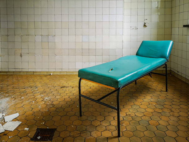 Stare szpitalne łóżko stojące w pustym pokoju w starym opuszczonym szpitalu - Zdjęcie, obraz