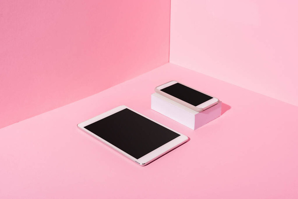 gadgets modernes avec des écrans vierges sur fond rose - Photo, image