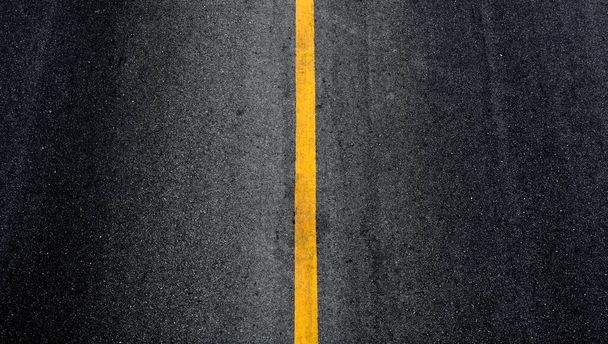Желтая линия краски на черном асфальте. фон для транспортировки
 - Фото, изображение