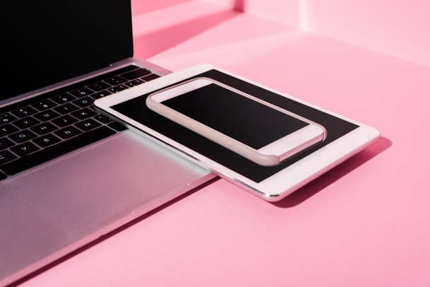 ピンクの背景に空白の画面を持つ現代的なガジェット - 写真・画像
