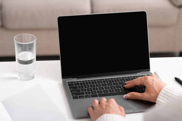 Hledat na internetu a pracovat doma. Ženské ruce psaní na notebooku - Fotografie, Obrázek