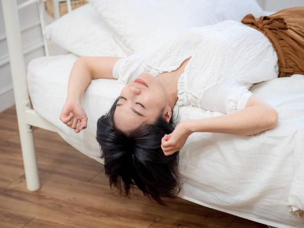 молодая леди нежная девушка лежит в постели расслабляющий
 - Фото, изображение