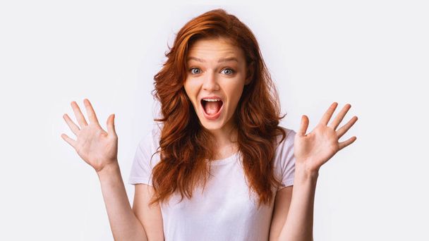 Garota adolescente excitada gritando posando sobre fundo branco estúdio, Panorama
 - Foto, Imagem