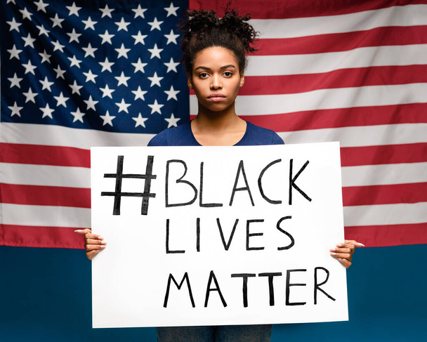 Mujer afroamericana protestando con pancarta Black Lives Matter
 - Foto, Imagen