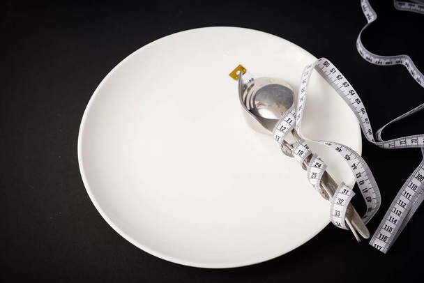 Zdravé stravování koncept: bílá deska s vidličkou a lžičkou - Fotografie, Obrázek