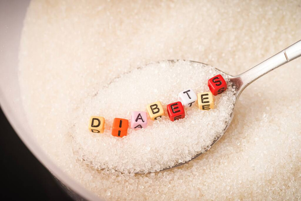 Концепция сахарного диабета: формулировки диабета на вершине кучи сахара. Ноябрь является Всемирным месяцем.
 - Фото, изображение