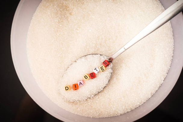 Diabetes Concept: Diabetes wordings on top of sugar heaps. Noviembre es el Mes Mundial de la Diabetes
 - Foto, imagen
