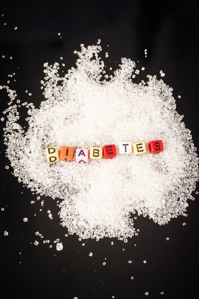 Diabetes Concept: Diabetes formuleringen op de top van suiker hopen. November is Wereld Diabetes Maand - Foto, afbeelding