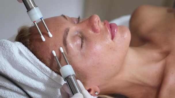 Mikro akımlarla yüz derisinin durumunu iyileştirmek için kozmetik işlem. Kozmetoloji ve profesyonel yüz bakımı.      - Video, Çekim