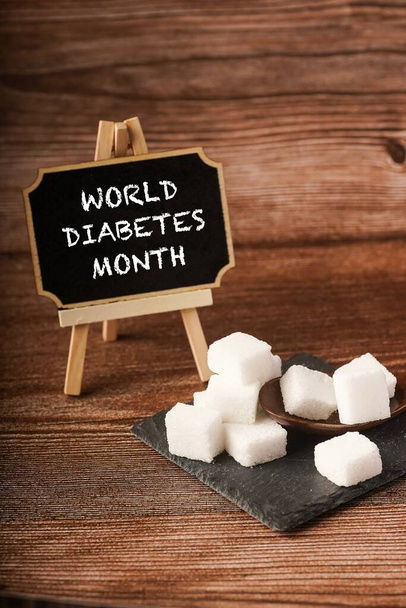 Слова месяца диабета на доске с кубиками сахара
 - Фото, изображение