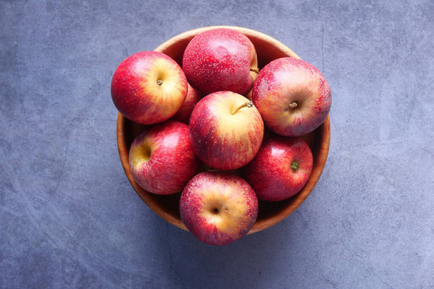 Close up de maçã fresca em uma tigela na mesa de madeira  - Foto, Imagem