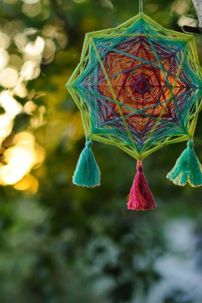 Tkaná barevná ručně vyrobená příze mandala venku v době západu slunce - Fotografie, Obrázek