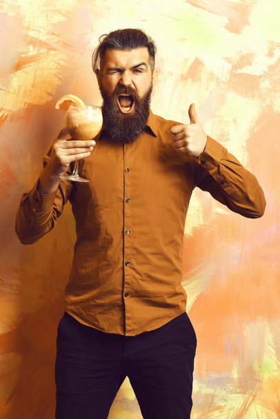 Brutal caucasian hipster holding tropical alcoholic fresh cocktail - Photo, image