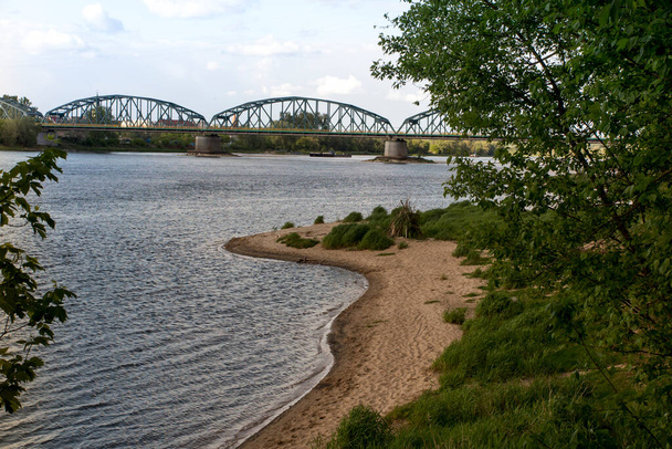 Fordon Bridge Rudolf Modrzejewski - een spoorbrug, met een roosterstructuur, aan de rivier de Vistula in Bydgoszcz, in het Poolse district Fordon. De brug is 1005 m lang en 16,8 m breed - Foto, afbeelding