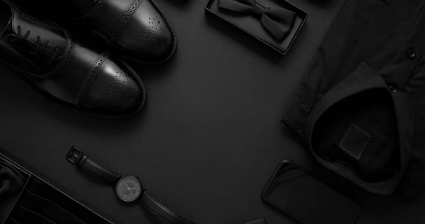 Elegante concepto de ropa de hombre. Conjunto de wardobe negro y accesorios para la reunión nocturna oficial de la fiesta
 - Foto, Imagen
