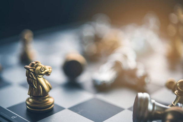 Σκακιστικό επιτραπέζιο παιχνίδι έννοια για τις ιδέες και τον ανταγωνισμό και τη στρατηγική, επιχειρηματική επιτυχία έννοια, επιχειρηματικό ανταγωνισμό planing ομαδική εργασία στρατηγική έννοια.  - Φωτογραφία, εικόνα