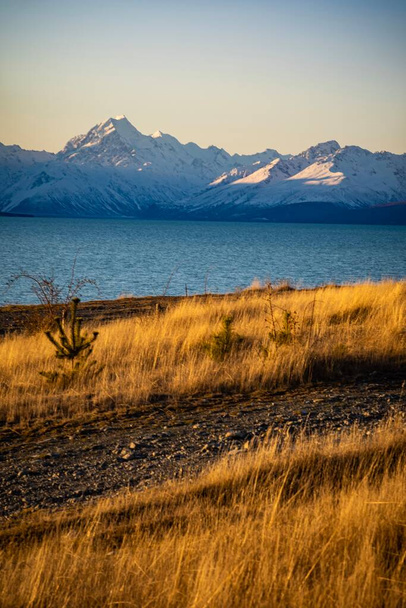 Сценічний вигляд озера Пукакі (Південний острів, Нова Зеландія) під час заходу сонця. - Фото, зображення