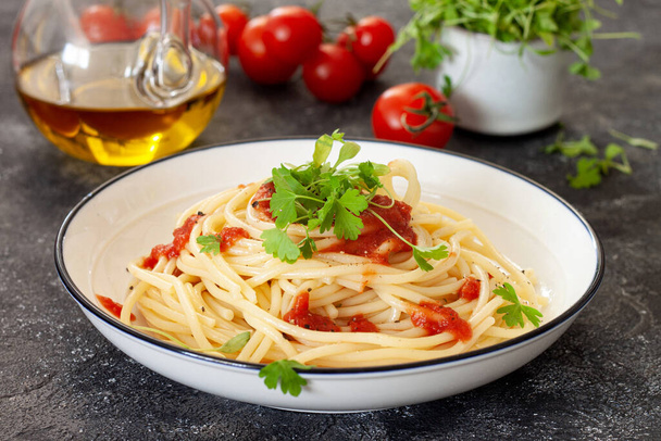 Спагетті з томатним соусом і паростками петрушки
 - Фото, зображення