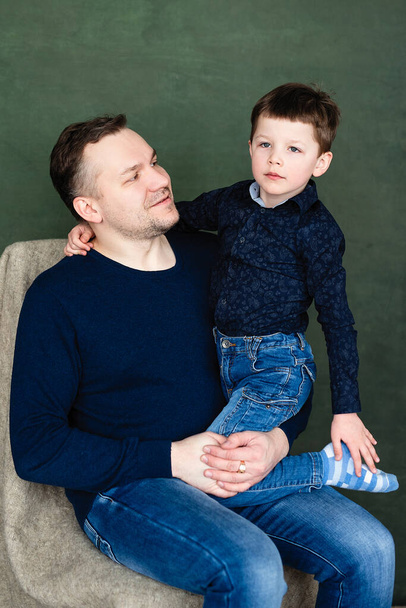 father holds his son in his lap - Фото, зображення