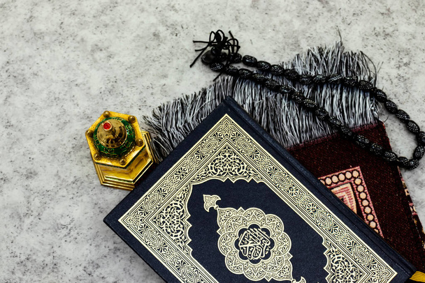 Lanterne arabe ornementale parfum oud avec chapelet noir, tapis de prière Ramadan Kareem carte de voeux. Ramadan Moubarak. Traduit : Happy & Holy Ramadan. Mois de jeûne pour les musulmans
. - Photo, image
