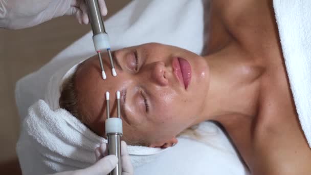 Kosmetisches Verfahren zur Verbesserung des Zustands der Gesichtshaut mit Mikroströmen. Kosmetologie und professionelle Gesichtspflege.      - Filmmaterial, Video