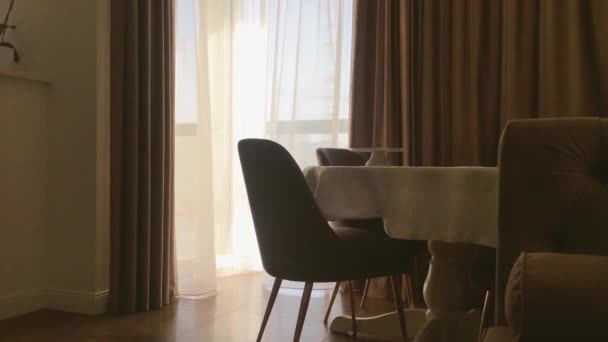 Yemek odası, yuvarlak masa, perdelerle dekore edilmiş sandalye ve pencere manzarası, mobilya ve lüks iç tasarım. - Video, Çekim