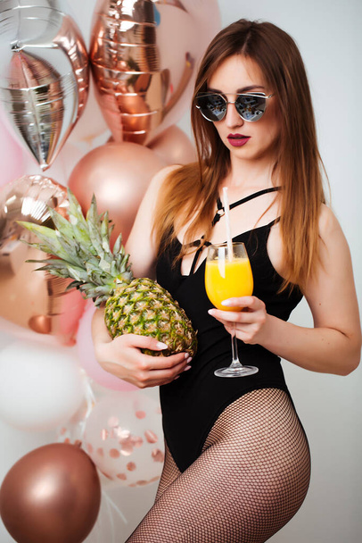 sexy woman holding fruits, isolated background - Foto, Bild