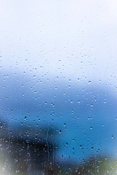 Sadepisarat ikkunalasilla sumealla taustalla - Valokuva, kuva