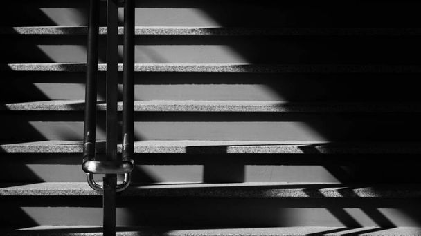 Lépcső és árnyék - monokróm - Fotó, kép