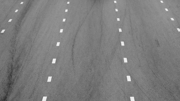 Siyah asfaltta beyaz boya izi. uzay ulaşım arkaplanı - Fotoğraf, Görsel