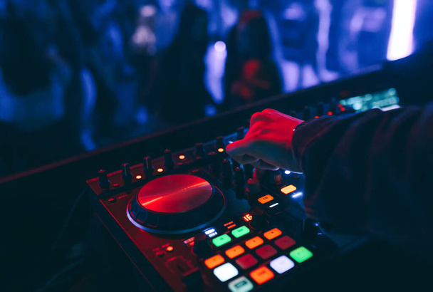 producer DJ mixer egy éjszakai klub világító játszik zenei rave Dubstep Electronic Trance kompozíció modern midi vezérlő eszköz nightclub Live.Musical gyártási folyamat művészek. - Fotó, kép