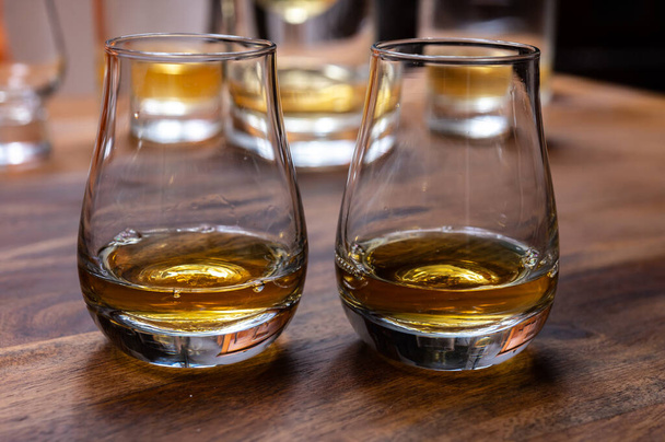 Scotch single malt of blended whisky proeven op distilleerderij in Schotland, Verenigd Koninkrijk, close-up - Foto, afbeelding