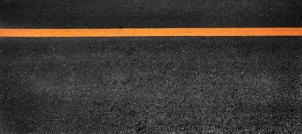Línea de pintura amarilla sobre asfalto negro. fondo de transporte espacial
 - Foto, Imagen