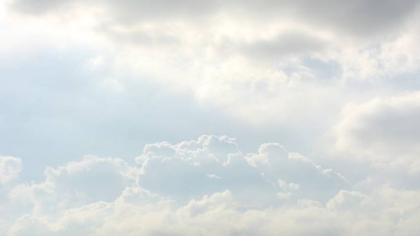 Yazın bulutlu mavi gökyüzü - arka plan - Fotoğraf, Görsel