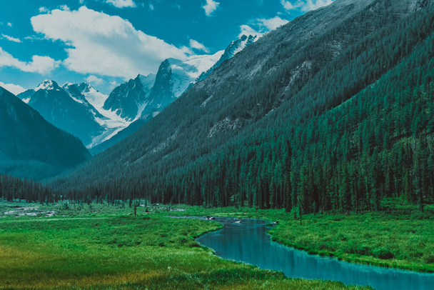 山の谷の湖岩の峰の下の水の表面水平線の山の表面上へのパスと川によるその達成 - 写真・画像