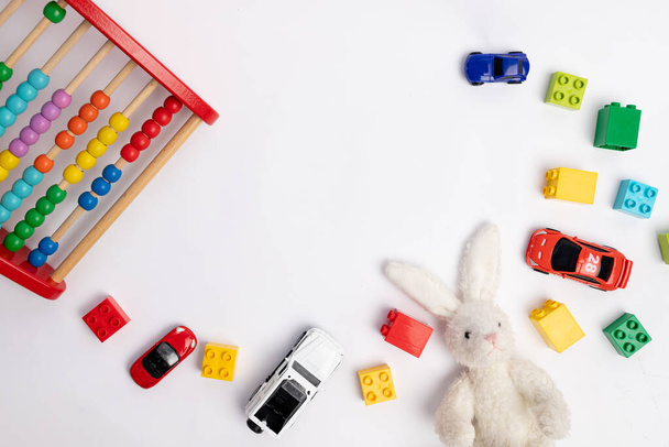 giocattoli costuctor e automobili, vista dall'alto su sfondo bianco, posto per testo
 - Foto, immagini