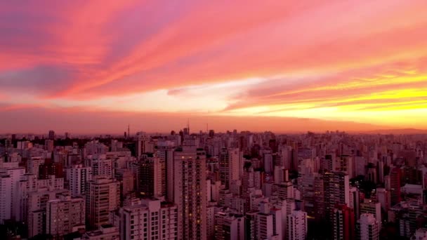 Panoramisch uitzicht op zonsondergang in het stadsleven. Groot landschap. - Video