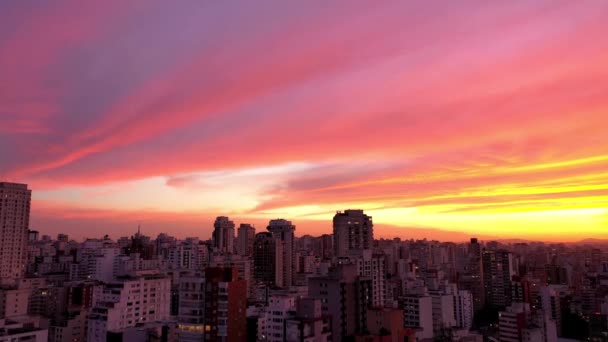 Vista panorámica de la puesta de sol en la escena de la vida de la ciudad. Gran paisaje
. - Metraje, vídeo