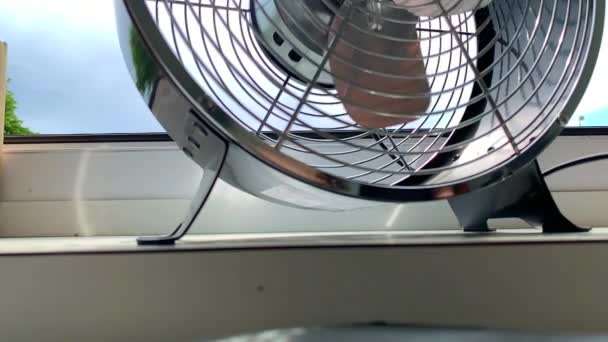 un ventilador que asegura el viento fresco en verano
 - Metraje, vídeo