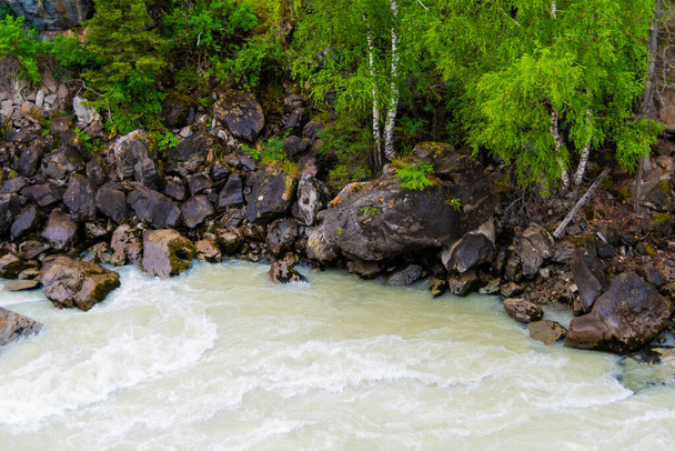 Dağ nehrinin çalkantılı akışı, sel ve yağmurdan sonra güçlü türbülans akışı, dere taştı. - Fotoğraf, Görsel