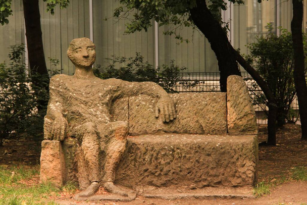 Berlin, Germany - 6 / 22 / 15: Statue of man sitting on a bench. Озил, Берлин, Женский мемориал
 - Фото, изображение