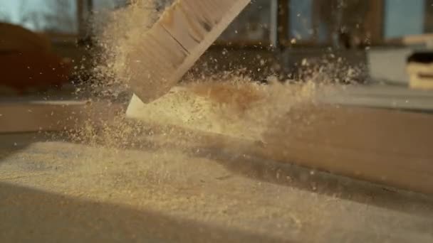 FERMER Faisceau de bois recouvert de sciure tombe sur le sol sur un chantier de construction - Séquence, vidéo