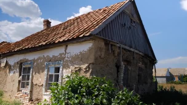 Oude landelijke woning in vervallen staat bedekt met rode tegels - Video