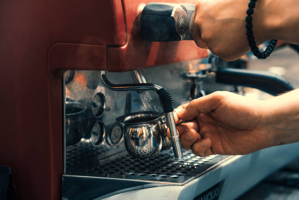 Кавоварка на пару, бариста робить каву в кафе
 - Фото, зображення