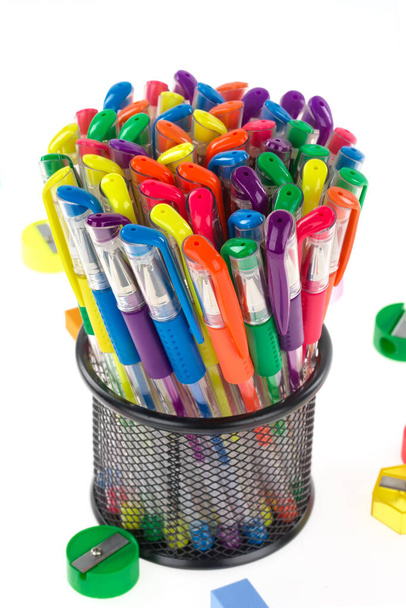közeli kép színes műanyag tollak a szemetesben - Fotó, kép