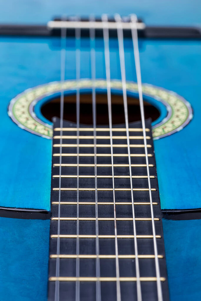 klasická akustická kytara izolované na bílém pozadí - Fotografie, Obrázek