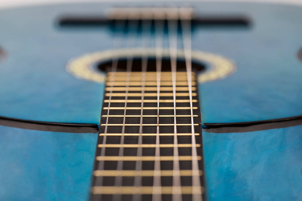 Guitarra acústica clásica aislada sobre fondo blanco
 - Foto, Imagen