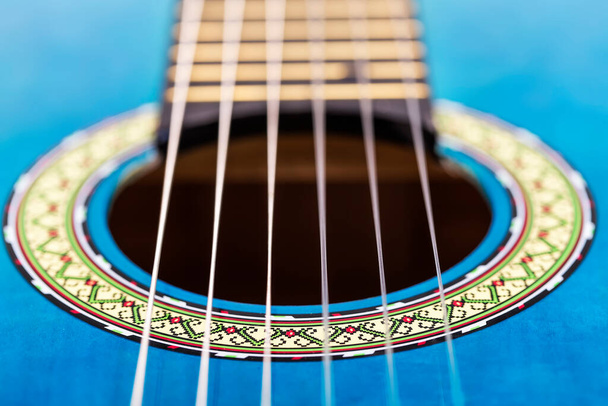 κλασική ακουστική κιθάρα απομονωμένη σε λευκό φόντο - Φωτογραφία, εικόνα